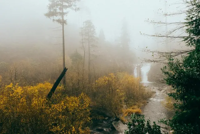 Водопад река