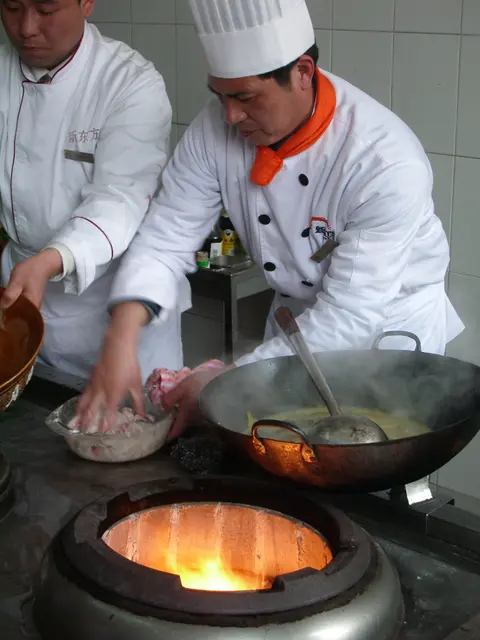 Оригинальное название: Wok cooking and the heat source by the Pocket in Nanjing