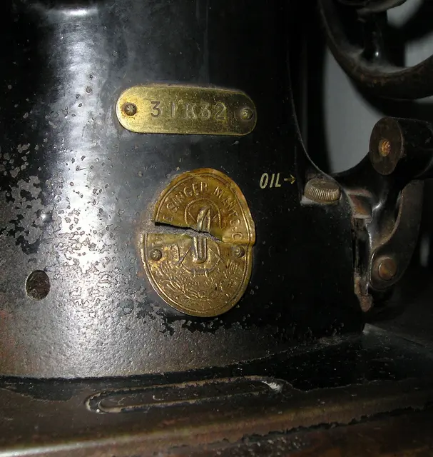 Оригинальное название: Singer Swing Machine Detail2