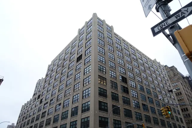 Houston St Varick St td (2022-02-07) 01 - Здание Центра графических искусств (200 Varick Street)