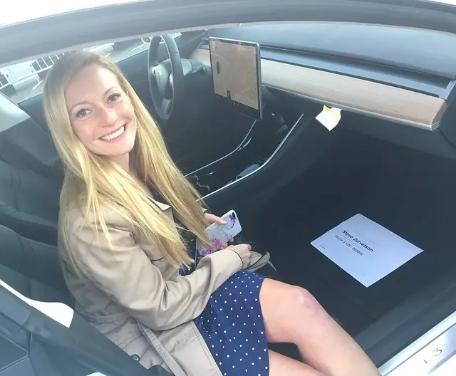 Первые поставки Tesla Model 3 — вид на интерьер