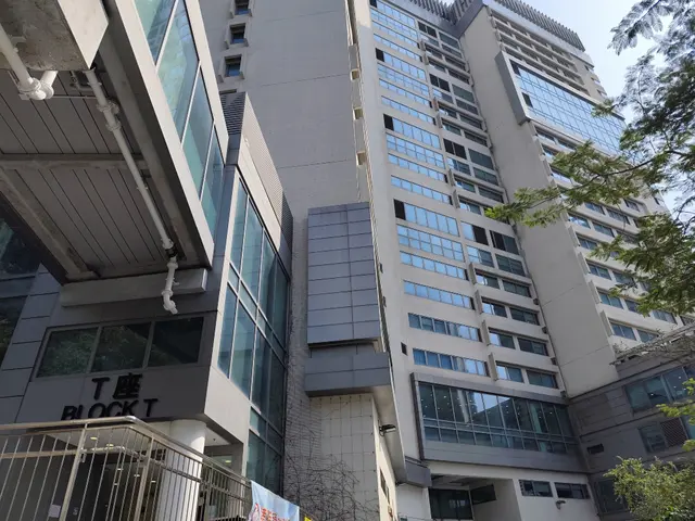 HK ⁇ 大 ⁇ Южный округ ⁇ Покфулам-роуд ⁇ Больница Королевы Марии T фасад здания блока марта 2026 N13P