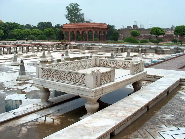 Shalamar Garden 14 июля 2005-Sideview of marble enclosure on the second level