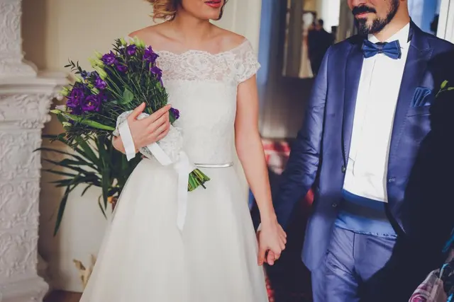 Мужчина в кадре: зелёный цвет, букет