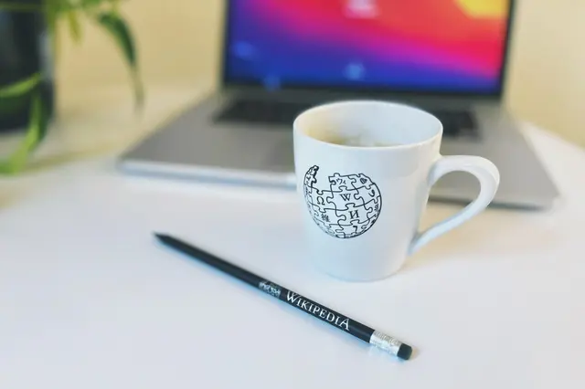 Натюрморт Wikipedia Mug and Pencile перед ноутбуком