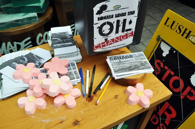 Кампания LUSH Cosmetics против проектов «Грязные пески Тар»