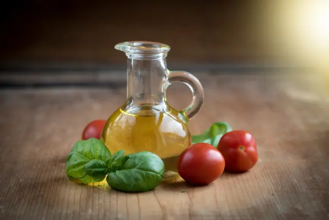 Стол с оливковым маслом