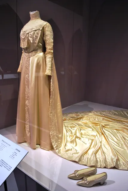 C.1905 вышитое атласное свадебное платье и поезд из универмага Liberty