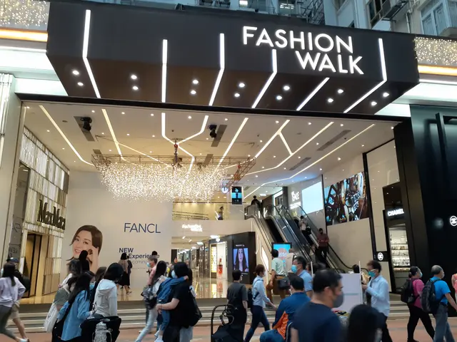 HK CWB Causeway Bay Night Great George Street Fashion Walk Mall Ноябрь 2020 SS2