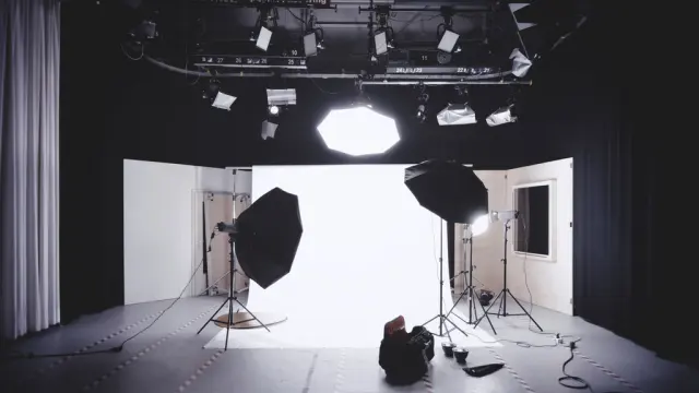Фотостудия на заднем плане, огни, софтбоксы