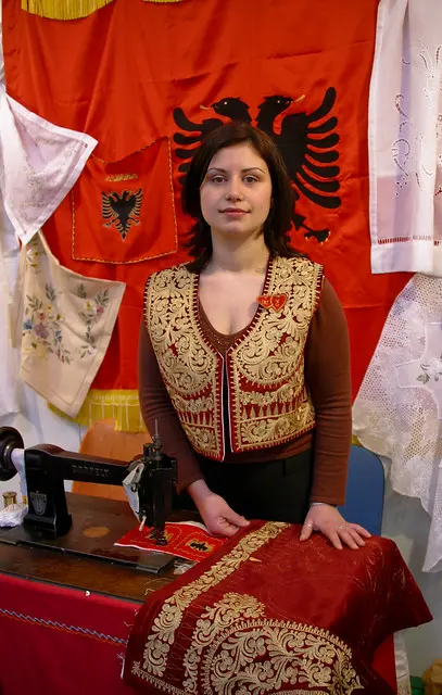 Женщина, которая шьет традиционную одежду