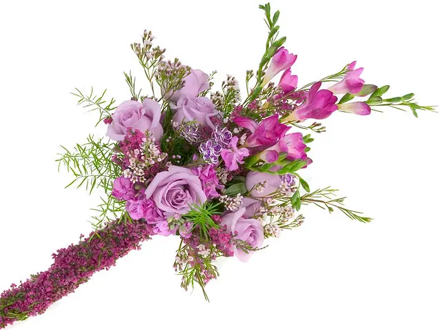 Radiant Orchid Bridal Bouquet — David Kesler, Floral Design Institute, Inc., Портленд, штат Орегон.
