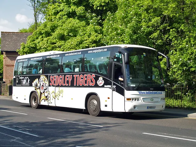 Тренер Hollins Travel Iveco Beulas LV02 LLJ Sedgley Tigers RUFC в Блэкфорд Бридж, Большой Манчестер 15 мая 2008