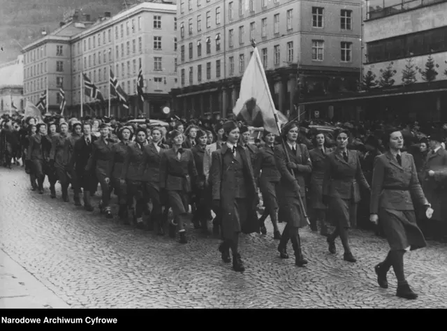 WW2 Немецкая — оккупированная Норвегия Ралли членов норвежской нацистской партии Nasjonal Samling Kvinnehirden Torgallmenningen Bergen март