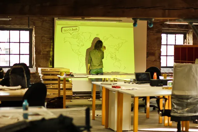 Проект фресок Graphic Design TechHub Manchester