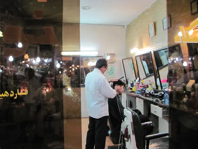Оригинальное название: Man Getting Haircut
