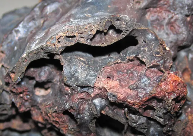 Бухитовый клинкер (Wasatch Formation, Нижний эоцен; метаморфизм угольного огня в 19 ка, Поздний плейстоцен; дорожный путь вдоль запада — свя