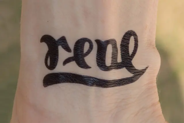 Татуировка Ambigram Real Fake (справа вверх)
