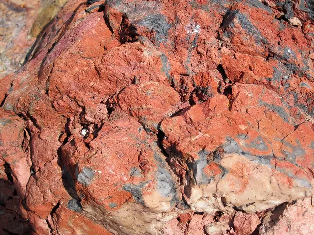 Clinker (Wasatch Formation, Нижний эоцен; метаморфизм угольного огня в 19 ка, Поздний плейстоцен; большой блок в Межштатном 90 на западе — с