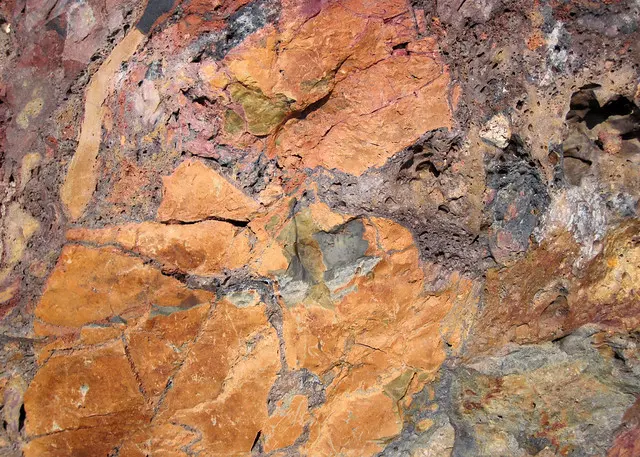 Clinker — постельная брекчия (формация Wasatch, нижний эоцен; метаморфизм угольного огня в 19 ка, поздний плейстоцен; большой блок в Interst