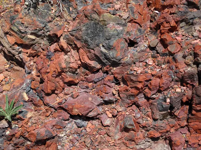 Clinker outcrop (Wasatch Formation, Нижний эоцен; метаморфизм угольного пожара в 19 ка, Поздний плейстоцен; Межштатный 90 на западе - связан