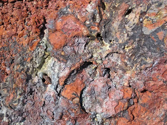 Clinker (Wasatch Formation, Нижний эоцен; метаморфизм угольного огня в 19 ка, Поздний плейстоцен; большой блок в Межштатном 90 на западе — с