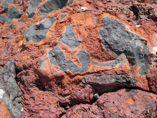Clinker (Wasatch Formation, Нижний эоцен; метаморфизм угольного огня в 19 ка, Поздний плейстоцен; большой блок в Межштатном 90 на западе — с