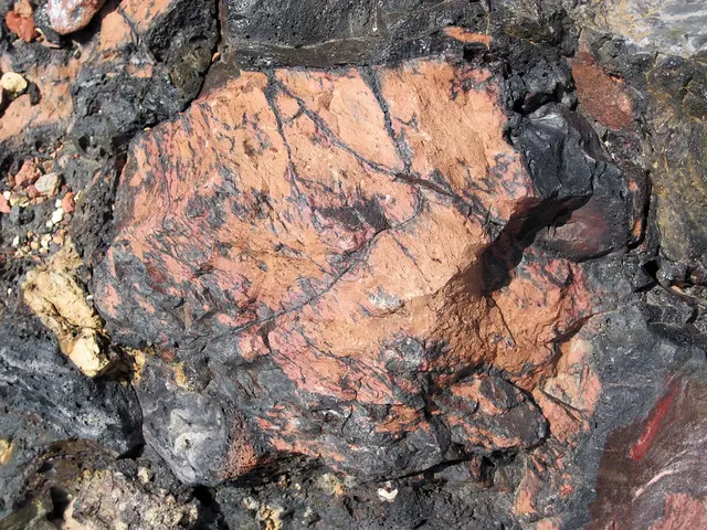 Clinker (Wasatch Formation, Нижний эоцен; метаморфизм угольного огня в 19 ка, Поздний плейстоцен; большой блок в Межштатном 90 на западе — с