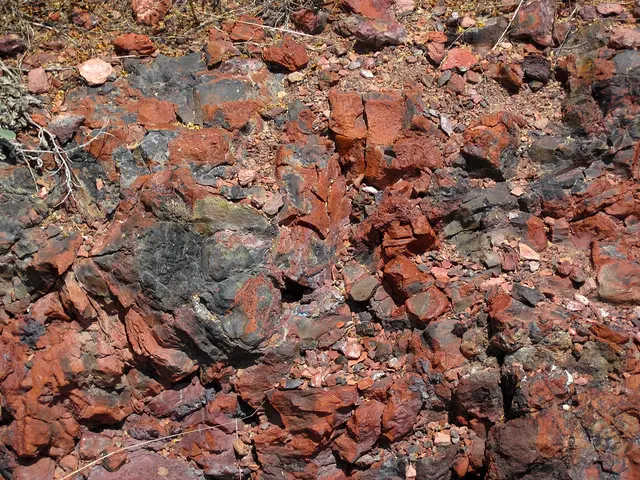 Clinker outcrop (Wasatch Formation, Нижний эоцен; метаморфизм угольного пожара в 19 ка, Поздний плейстоцен; Межштатный 90 на западе - связан