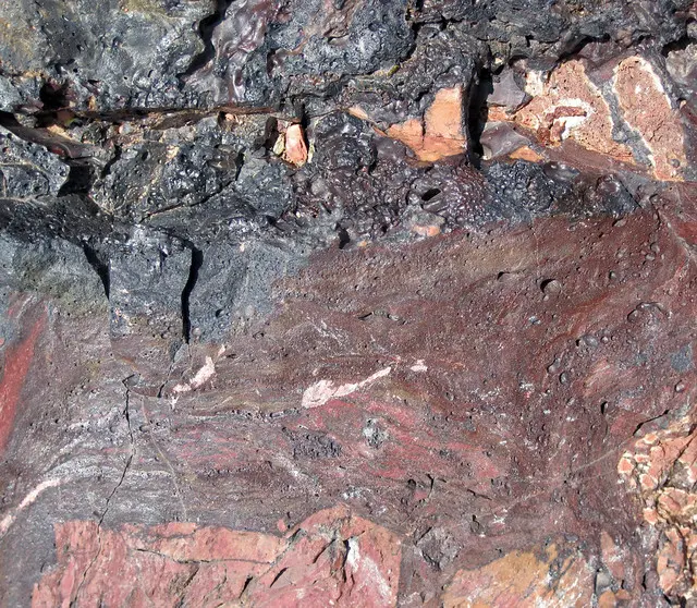Clinker (Wasatch Formation, Нижний эоцен; метаморфизм угольного огня в 19 ка, Поздний плейстоцен; большой блок в Межштатном 90 на западе — с