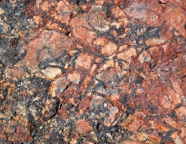 Clinker — постельная брекчия (формация Wasatch, нижний эоцен; метаморфизм угольного огня в 19 ка, поздний плейстоцен; большой блок в Interst