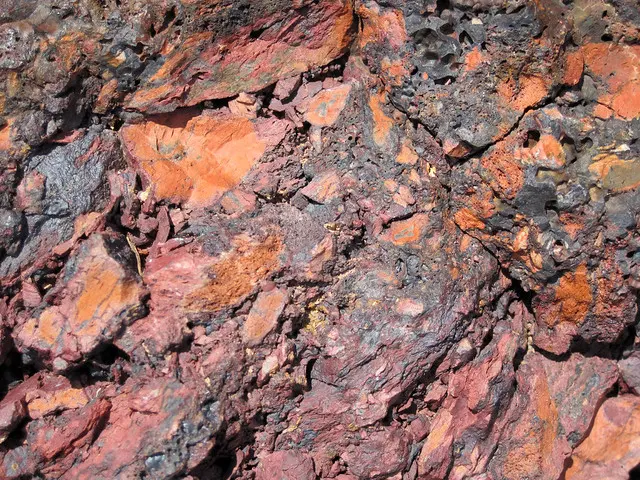 Clinker — постельная брекчия (формация Wasatch, нижний эоцен; метаморфизм угольного огня в 19 ка, поздний плейстоцен; большой блок в Interst