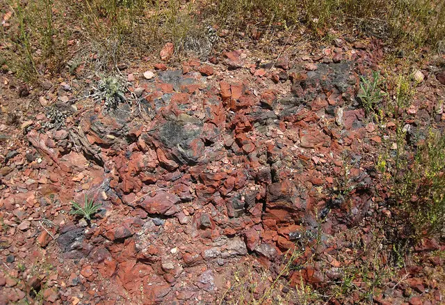 Clinker outcrop (Wasatch Formation, Нижний эоцен; метаморфизм угольного пожара в 19 ка, Поздний плейстоцен; Межштатный 90 на западе - связан