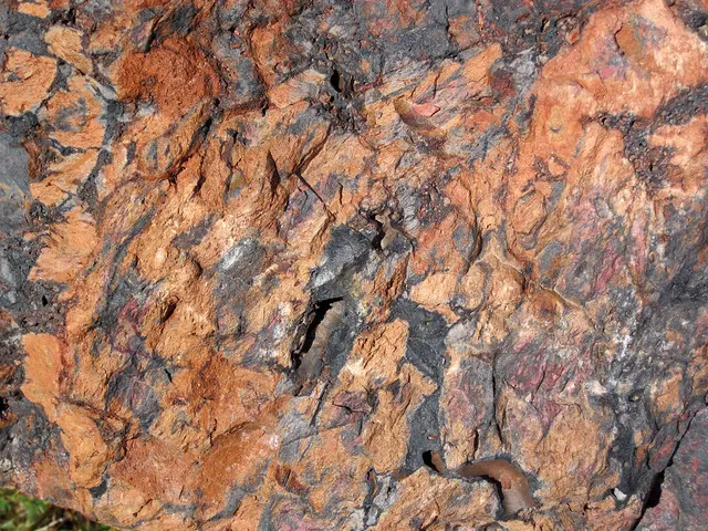 Clinker — постельная брекчия (формация Wasatch, нижний эоцен; метаморфизм угольного огня в 19 ка, поздний плейстоцен; большой блок в Interst