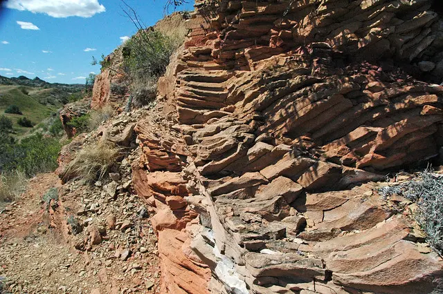 Pseudocolumnar jointing in clinker bed (Sentinel Butte Formation, Upper Paleocene; Coal Vein Trail, Roosevelt National Park, Little Missouri