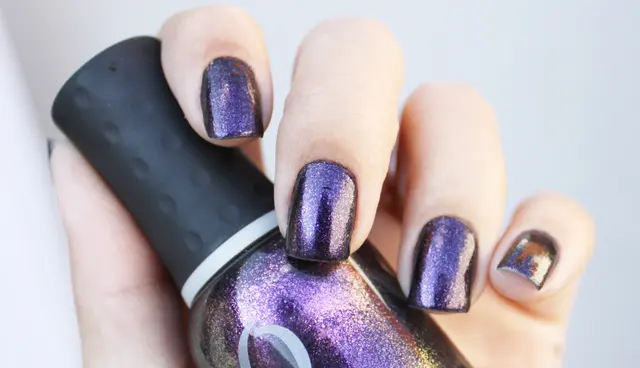Темный фиолетовый лак для ногтей
