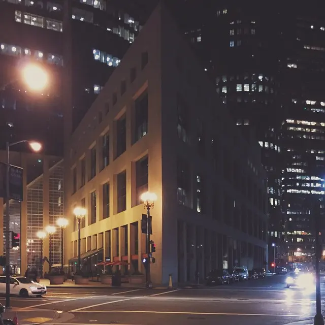 Углы улиц, такие же острые, как ночь: #ночь #sf #sanfrancisco #улица #свет #уголок #окна #офис #фидия #финансовый #байарея #строительство