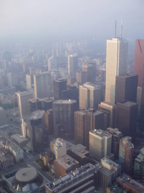 Торонто, CN Tower: вид на небоскребы в центре города