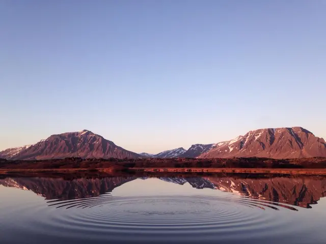 Природный пейзаж: отражения, горы, озеро