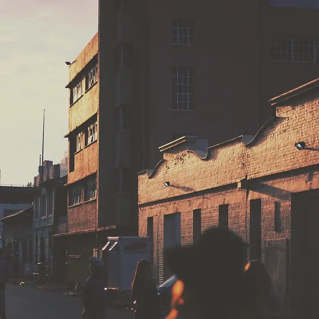 Улица в Йоханнесбурге, поцелованная восходящим солнцем. #KeepWondering #madewithfaded @madewithfaded #NewtownMeet #joburg #jozi #johannesbur