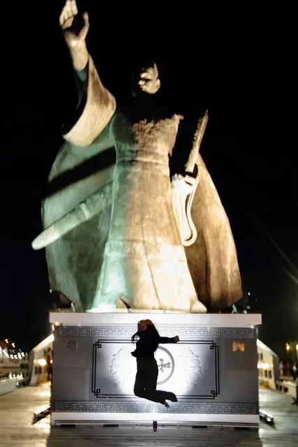 Поднимите руку в воздух, медленно поднимайте тело...