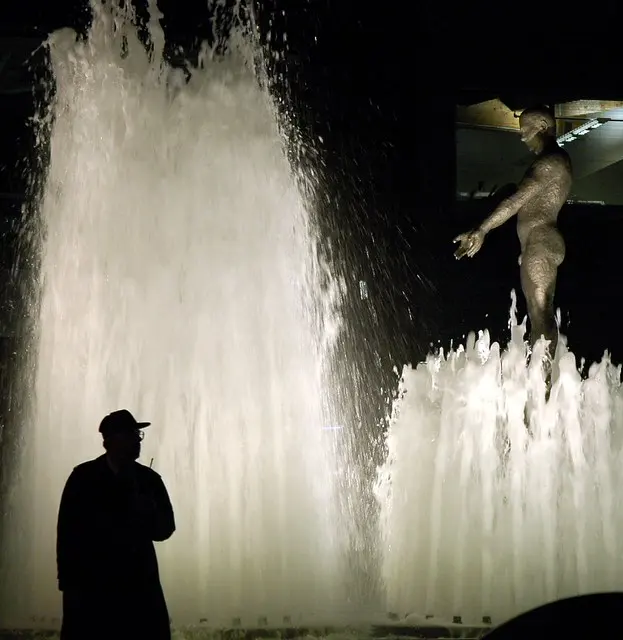 Dimensional - Olympic Sculpture Park Fountain security with walkie - talkie, обнаженная мужская статуя с вытянутыми руками, ночь, Сиэтл на н