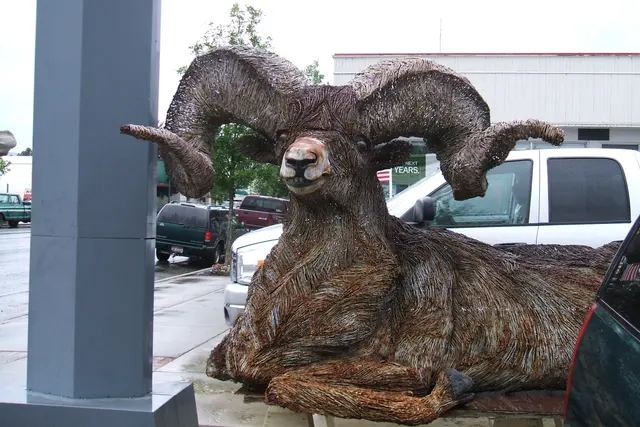 Cascade Idaho, Bighorn Ram, Recycled Barbed Wire Sculpture - панорама