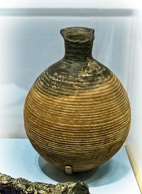 Керамическая банка, возможно, использовалась для вина, найденного на королевском кладбище Ур, Ирак 2500-2250 гг. до н.э.