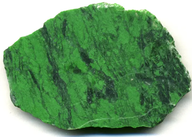Mawsitsit (хромский нефрит) (Namshamaw Deposit, Hpakan — Tawmaw Jade Tract, Late Jurassic, 147 Ma; Maw Sit Sit, недалеко от Канси, штат Запа
