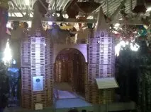 Замок Popsicle Stick, сделанный из 296 000 палочек
