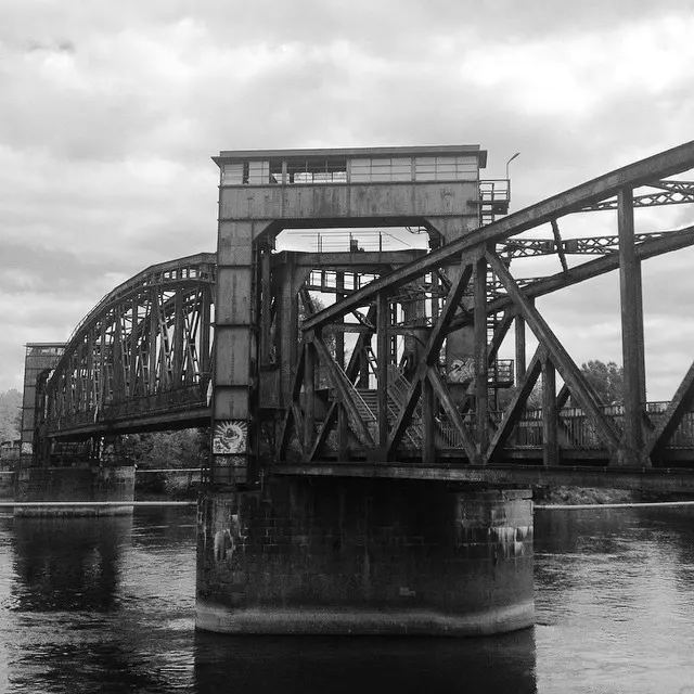 #latergram #magdeburg #altstadtmagdeburg #мост #архитектура #черно-белый