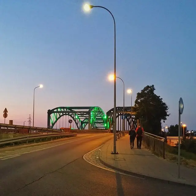 Nocny spacer zawsze przyjemny. Spacerujecie? #night #nightlife #ilovegdn #streetphotography #green #bridge #architecture