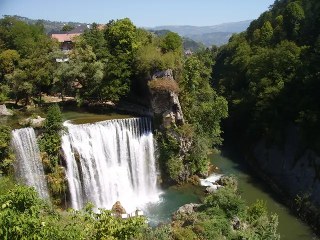 Оригинальное название: Jajce Waterfall Total.jpg
