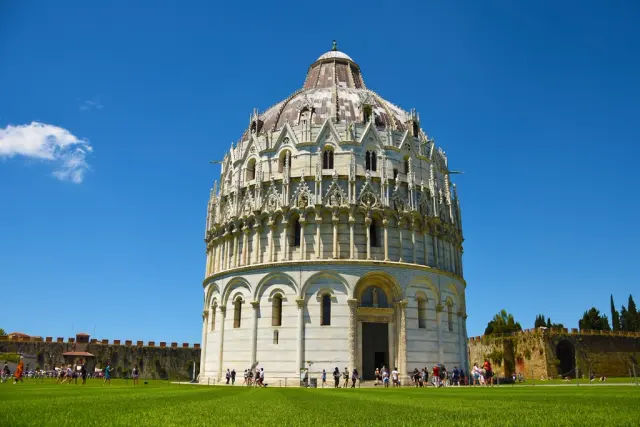 Историческая церковная архитектура Leaning Tower